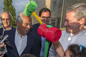 ANTÓNIO COSTA LEVOU MARTELADAS, TIROU FOTOS E DISTRIBUIU BEIJOS NO SÃO JOÃO DE GAIA