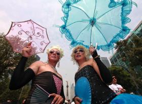 MANIFESTANTES PEDIRAM DIREITOS IGUAIS PARA HOMOSSEXUAIS NA AMÉRICA LATINA