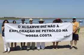 UMA DEZENA PROTESTA NO ALGARVE CONTRA EXPLORAÇÃO DE PETRÓLEO NA COSTA