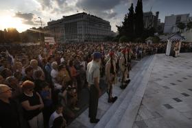MILHARES DE PESSOAS MANIFESTAM-SE EM ATENAS PELO “NÃO” AO ACORDO COM OS CREDORES DA GRÉCIA