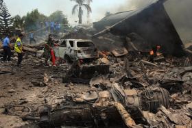 SOBE PARA 20 NÚMERO DE MORTOS EM QUEDA DE AVIÃO MILITAR NA INDONÉSIA