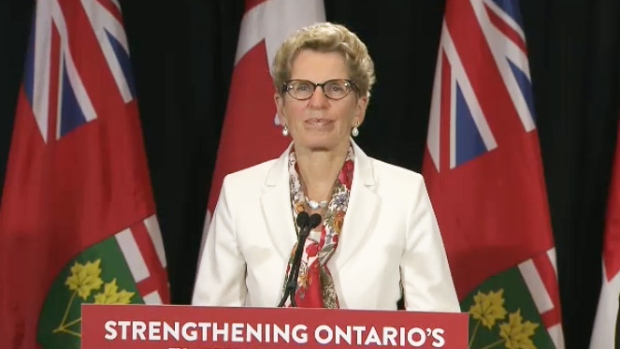 A primeira-ministra do Ontário Kathleen Wynne fala aos jornalistas em Toronto na quinta-feira, 4 de junho, 2015