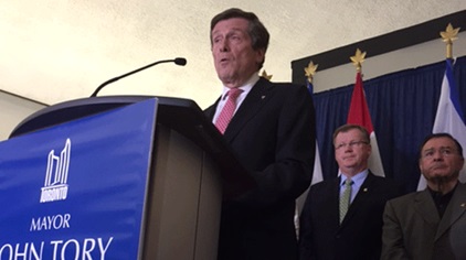 John Tory fala com os media logo após a votação da Assembleia Municipal a favor da opção «híbrida» para o leste da Gardiner Expressway