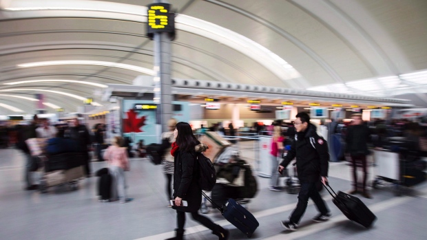 Pessoas circulam no aeroporto de Pearson, em Toronto, nesta foto de arquivo. (The Canadian Press/Mark Blinch)