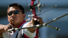 Crispin Duenas do Canadá dispara durante a competição individual masculina de tiro com arco nos Jogos Pan-Americanos de Guadalajara, México - 22 de outubro de 2011. (AP / Daniel Ochoa de Olza)