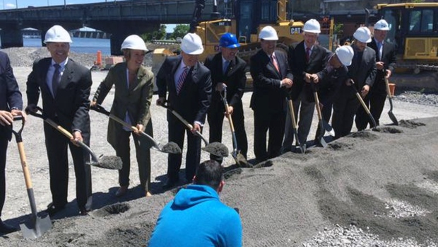 Políticos e outros celebram o arranque das obras da nova ponte Champlain - 19 de junho de 2015 (CTV Montreal/Natalie Nanowski)