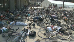 Um grupo de ciclistas encena um "die-in” na Câmara Municipal de Toronto - 19 de junho de 2015, para protestar contra uma recente onda de mortes de ciclistas na cidade. (Cam Woolley / CP24)