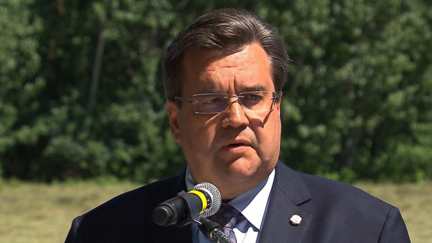 Denis Coderre diz que o projeto equilibra as considerações ambientais com a necessidade de mais habitação na ilha. (CBC)
