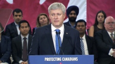 O primeiro-ministro Stephen Harper faz um anúncio no Aeroporto Internacional Pearson
