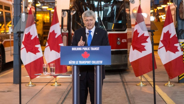 PM Harper anuncia financiamento para o plano Smart Track de Toronto de John Tory, dizendo que este vai reduzir o tempo de viagem para os Torontenses
