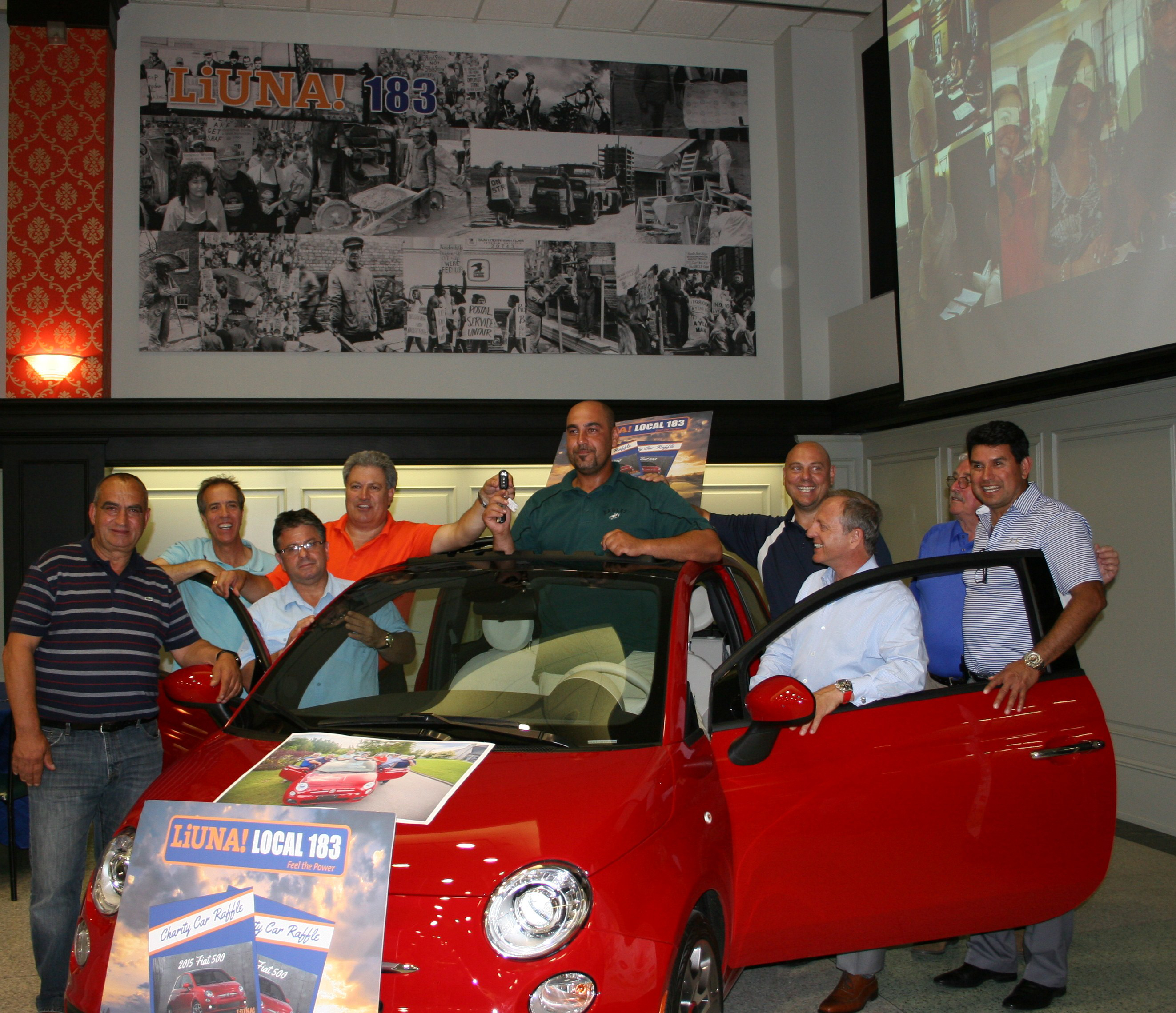 Michael Alves foi o vencedor do sorteio de um automóvel. Na foto, com Joseph Mancinelli e todo o executivo da Local 183. LA/CMC