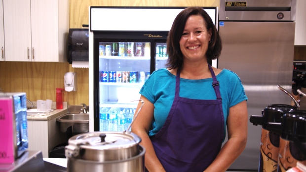 Victoria Martz do Yog 'N' Shake estava a vender pela primeira vez desde o incêndio. (Melanie Ferrier / CBC)