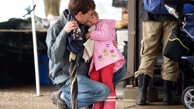 Em 69 por cento das famílias canadianas com uma criança com menos de 16 anos, ambos os pais trabalhavam em 2014, acima dos 36 por cento em 1976. (Melanie Maxwell / Associated Press)