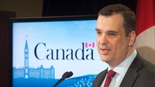 O ministro da Indústria James Moore fala numa conferência de imprensa em Toronto, nesta foto de arquivo. (Frank Gunn / The Canadian Press)