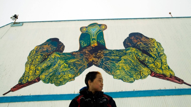 Um mural de inspiração Nunavut em Cape Dorset. (Cortesia: Patrick Thompson)