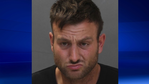 Simon William Gares, 34, é mostrado numa foto de divulgação dos serviços da Polícia de Toronto