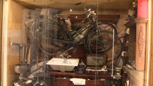 As exposições incluem um engradado embalado do tipo que os imigrantes holandeses costumavam trazer com as suas famílias, incluindo a pia da cozinha. (CBC)