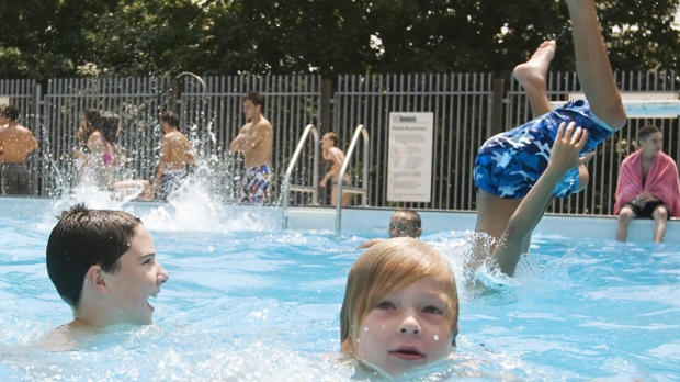 Crianças refrescam-se numa piscina pública em Toronto, nesta foto de arquivo. (Darren Calabrese/THE CANADIAN PRESS) Crianças refrescam-se numa piscina pública em Toronto, nesta foto de arquivo. (Darren Calabrese/THE CANADIAN PRESS)