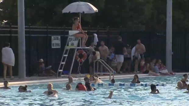 A tempo do início do verão, 12 piscinas ao ar livre da cidade abriram ontem, noticiou a CP24.
