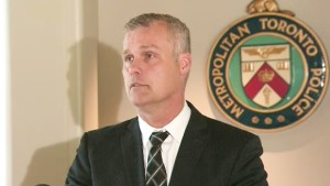 O inspetor da polícia de Toronto Bryan Bott fala durante uma conferência de imprensa na quinta-feira, 4 de junho, 2015