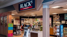 Uma loja de fotografia Blacks é mostrada em Otava - 9 de junho de 2015. (Justin Tang / THE CANADIAN PRESS)
