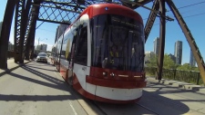 O novo elétrico da TTC é mostrado nesta foto estática de um vídeo de demonstração. (YouTube/TTC)