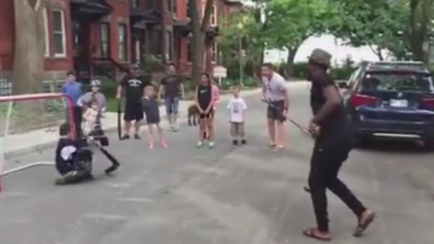 O defesa dos Habs, P.K. Subban, joga hóquei de rua com um grupo de crianças em Montreal, no domingo, 7 de junho de 2014. (YouTube / Aaron Fraser)