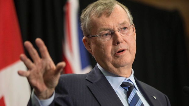 Ed Clark entrega as conclusões do Conselho Consultivo da primeira-ministra sobre os ativos do governo em Toronto - 16 de abril de 2015. The Canadian Press / Chris Young