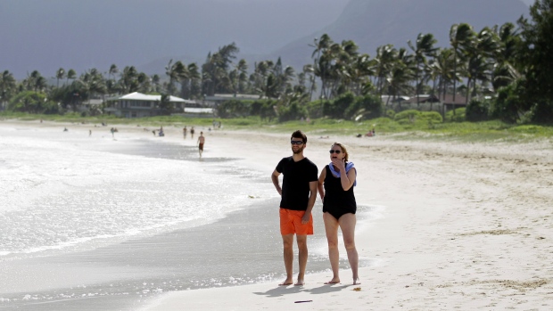 Um casal na praia de Kailua Bay, no Havai. (AP / Eric Risberg)