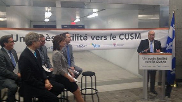 O Ministro para Montreal Robert Poeti durante a inauguração de um túnel entre a estação de metro Vendome e o superhospital MUHC em 18 de junho de 2015 (CTV Montreal / Caroline Van Vlaardingen)
