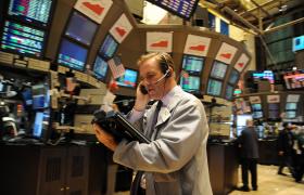 EURO DESVALORIZA FACE AO DÓLAR APÓS PRIMEIROS RESULTADOS DO REFERENDO NA GRÉCIA