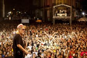 O QUE ESTÁ A ACONTECER NO BRASIL “É CHOCANTE” — CANTOR ALCEU VALENÇA