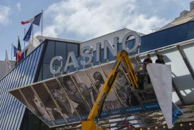 ASSALTANTES ARMADOS COM CAÇADEIRAS E MACHETES ROUBAM CASINO EM FRANÇA