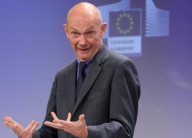 DELORS PEDE AOS LÍDERES EUROPEUS PLANO PARA SALVAR A GRÉCIA