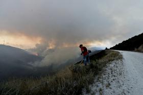 INCÊNDIOS: QUATRO CONCELHOS COM RISCO MÁXIMO, FOGO EM GERAZ DO LIMA CONTINUA ATIVO
