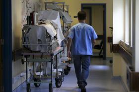 MÃE QUE LEVOU RECÉM-NASCIDO DO HOSPITAL DE FARO DETIDA E VAI A TRIBUNAL