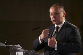 SOCIALISTAS EUROPEUS PEDEM AOS GREGOS QUE “NÃO VIREM COSTAS À EUROPA”