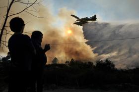 PERTO DE 100 BOMBEIROS E QUATRO HELICÓPTEROS COMBATEM INCÊNDIO EM ODEMIRA