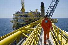 CRISE DO PETRÓLEO ATIRA PREVISÃO DE CRESCIMENTO ANGOLANO PARA MENOS DE METADE
