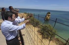 MINISTRO DO AMBIENTE JUSTIFICA COM “SEGURANÇA” OBRAS NA PRAIA D. ANA, EM LAGOS