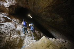 POLÍCIA MOÇAMBICANA INTERVEIO NUMA MINA ILEGAL DE TURMALINA E DETEVE 14 ESTRANGEIROS