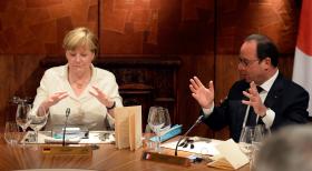 GRÉCIA: MERKEL E HOLLANDE QUEREM CIMEIRA DA ZONA EURO NA TERÇA-FEIRA