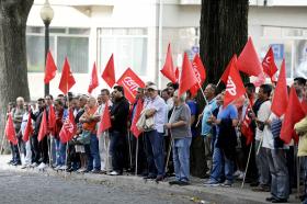 TRABALHADORES DA SOARES DA COSTA EM PROTESTO PEDEM AJUDA A RUI MOREIRA