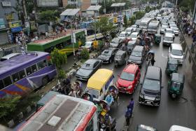 PELO MENOS 17 MORTOS EM DEBANDADA NO BANGLADESH — POLÍCIA