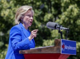 HILLARY CLINTON ACUSA CHINA DE PIRATARIA MASSIVA DE DADOS NOS EUA