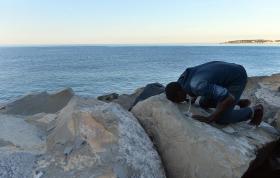 ENCONTRADOS 13 CADÁVERES NUM BARCO COM CENTENAS DE IMIGRANTES NO MEDITERRÂNEO