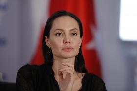 ANGELINA JOLIE VAI DIRIGIR FILME PARA O NETFLIX SOBRE A GUERRA NO CAMBOJA