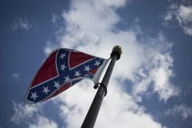 CAROLINA DO SUL (EUA) APROVA RETIRADA DA BANDEIRA DA CONFEDERAÇÃO