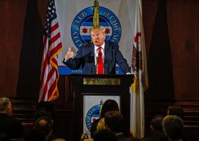 DONALD TRUMP DIZ QUE JOHN MCCAIN NÃO PODE SER CONSIDERADO HERÓI DE GUERRA