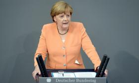 GRÉCIA: MERKEL AVISA QUE NÃO SE PODE “COMEÇAR A NEGOCIAR” ANTES DO REFERENDO
